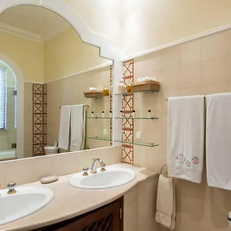 Villa Sleeps 8 Pool Air Con T607946